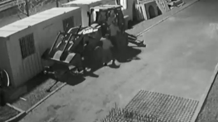 Inusual robo en Chicureo: Delincuentes se llevaron retroexcavadora desde un colegio y embistieron a carabinero