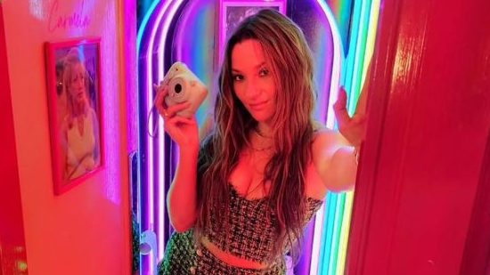 Kel Calderón fue por una foto y terminó vendiendo completos en Londres