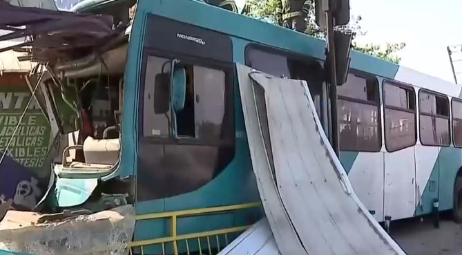 Al menos 11 heridos: Micro chocó contra clínica dental en Cerro Navia