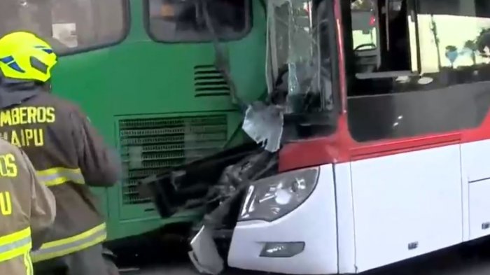 Conductor quedó atrapado tras choque con micro en Maipú: Fue rescatado por bomberos