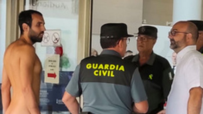 Joven llegó desnudo a tribunal para recibir sanción por exhibicionismo en calles de Valencia