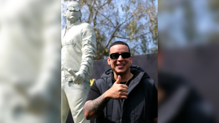 El momento en que Daddy Yankee destapó una escultura de sí mismo en el Estadio Nacional