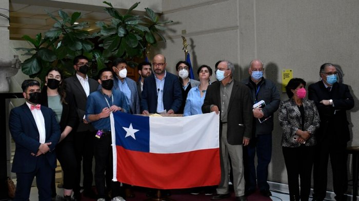 Órgano 100% electo, paridad, comité de expertos y plebiscito de salida: Así es la propuesta del oficialismo para la nueva Constitución