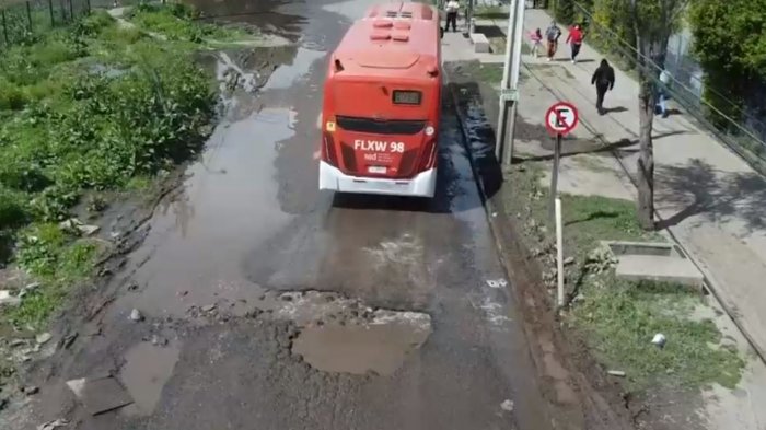 Chile a Medias: Avenida en Maipú está repleta de hoyos (con filtraciones de agua) que ponen en peligro a automovilistas
