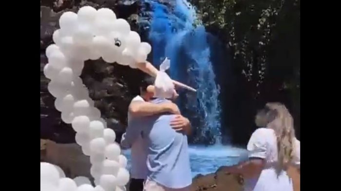 No es broma: Cascada fue teñida de azul durante fiesta que reveló el género de una guagua