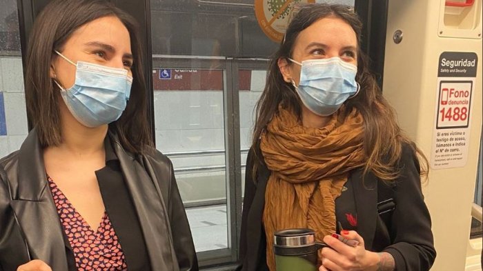 Camila Vallejo llegó a La Moneda en Metro por el Día Sin Auto