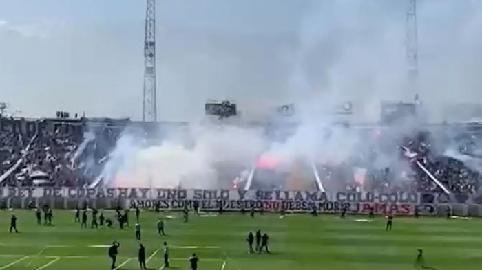El momento en que techo del Monumental se desplomó sobre hinchas de Colo Colo