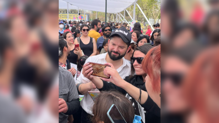 Las postales que dejó la sorpresiva visita del pdte. Boric a la Primavera del Libro