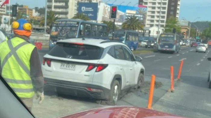 Insólito registro muestra a conductor que quedó atascado con su auto en cemento fresco en Concepción