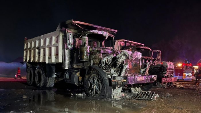 Queman 5 camiones que estaban estacionados al interior de empresa de áridos en Puente Alto