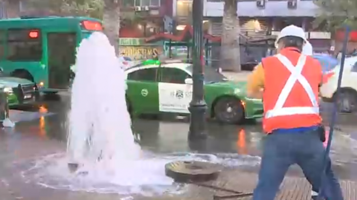 Rotura de grifo en sector de Plaza Italia desata gran fuga de agua