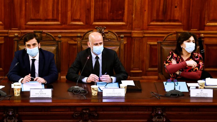 Pasan los días y no hay humo blanco: Fuerzas políticas debaten por plazos de futuro proceso constituyente