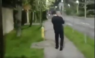 Identifican al hombre que destruyó grifo con un piedrazo en Las Condes