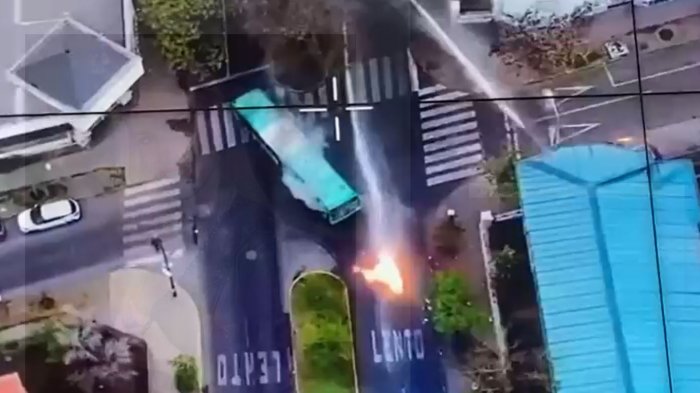 Graban a sujetos prendiendo fuego a micro cerca de Liceo de Aplicación: Carro lanzaaguas debió intervenir