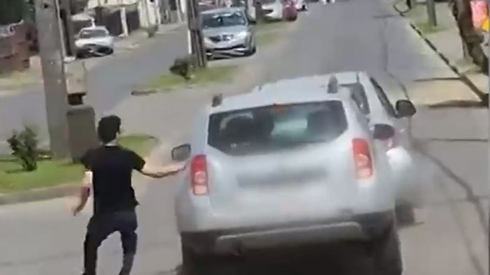 Viralizan violenta reacción de conductor tras discusión que incluyó choque intencional