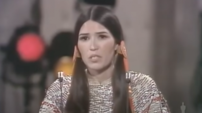 Murió Sacheen Littlefeather, activista indígena que rechazó el Oscar de Marlon Brando, a los 75 años