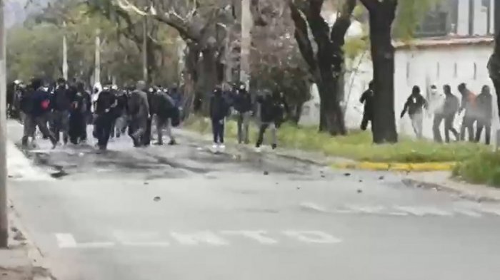 4 funcionarios terminaron heridos: Ministra de Defensa anuncia querella contra atacantes de cuartel militar