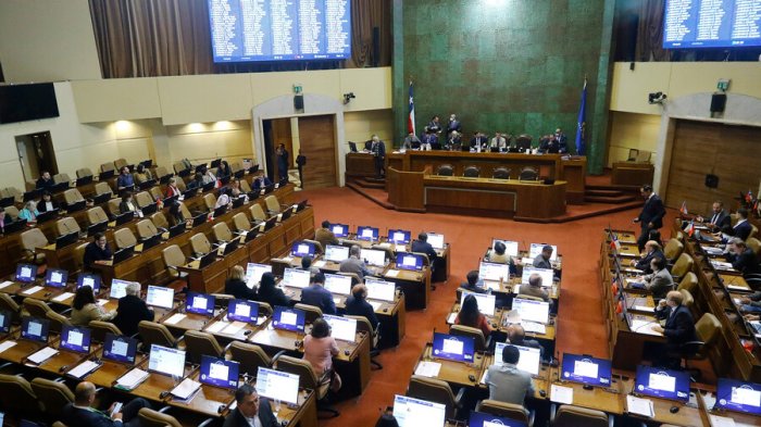 Bases y mecanismos: Partidos políticos negocian acuerdo para redactar proyecto de Nueva Constitución