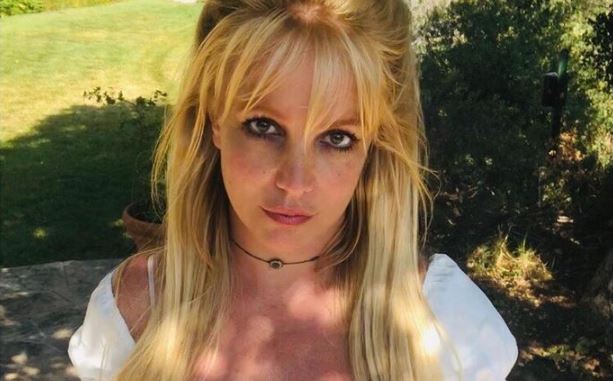 Hijo adolescente de Britney Spears la critica por fotos en topless: 