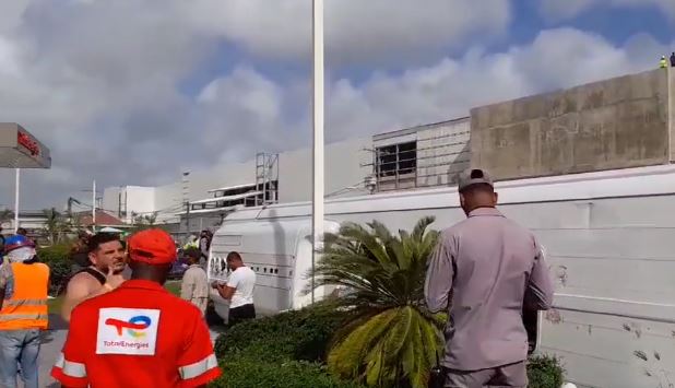 Hay chilenos involucrados: Accidente de bus turístico en Punta Cana deja al menos dos fallecidos