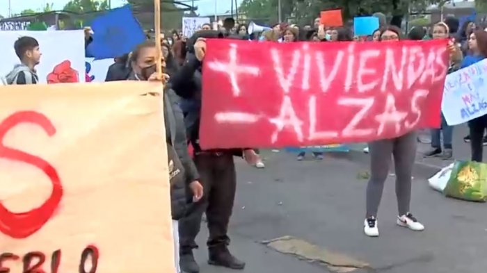 Habitantes de Lo Hermida protestan por alza de precios en Peñalolén: Cortan caletera de Vespucio