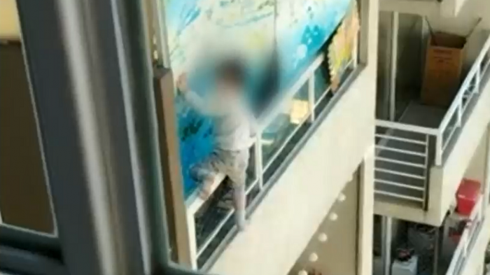 Tras video de niño en balcón: Vecinos denuncian que es 