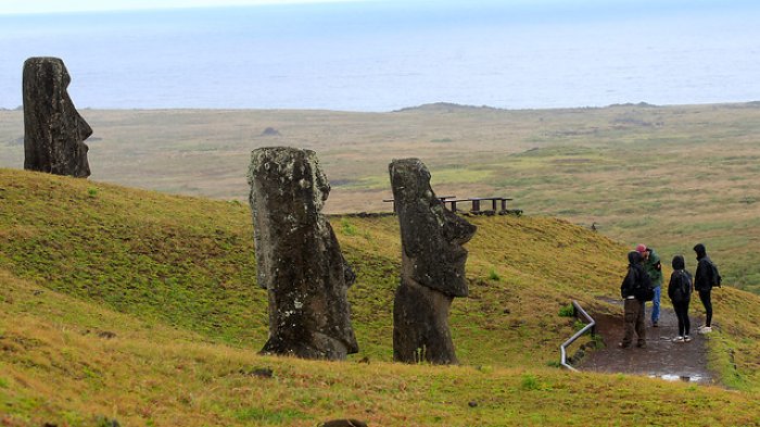 Autoridades de Rapa Nui piden más recursos tras incendio que afectó a 400 moais: 30 tienen daño 