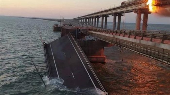 Tres personas fallecieron por una explosión en puente que une Crimea con Rusia