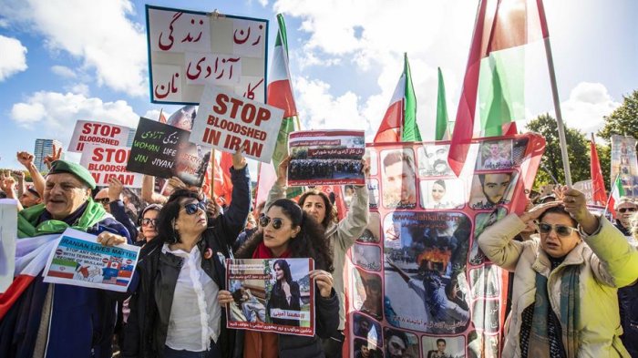 Se reanudan violentas protestas en Irán tras informe que estableció que Mahsa Amini murió por fallo multiorgánico