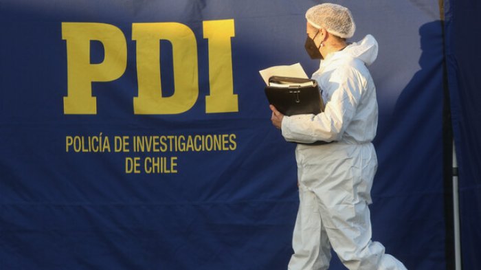 Mujer fue hallada muerta en motel en Santiago centro: Llegó a celebrar junto a los presuntos asesinos