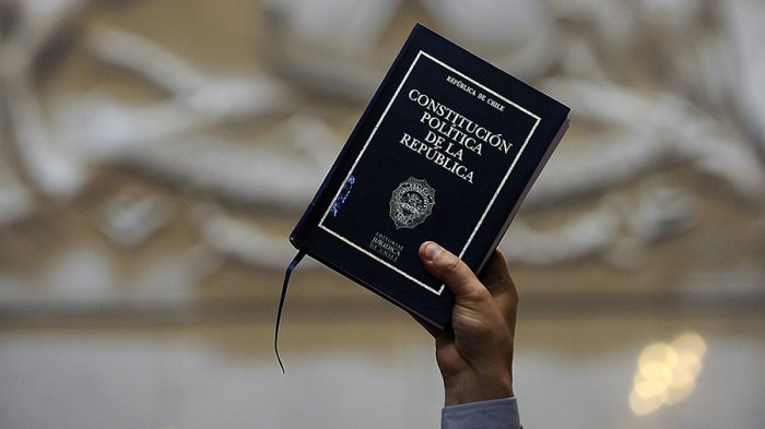 Encuesta Cadem: 71% de entrevistados cree que Chile necesita una nueva Constitución