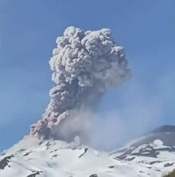 Nube de humo superó los 2 mil metros de altura: Nuevo pulso eruptivo en volcán de Chillán