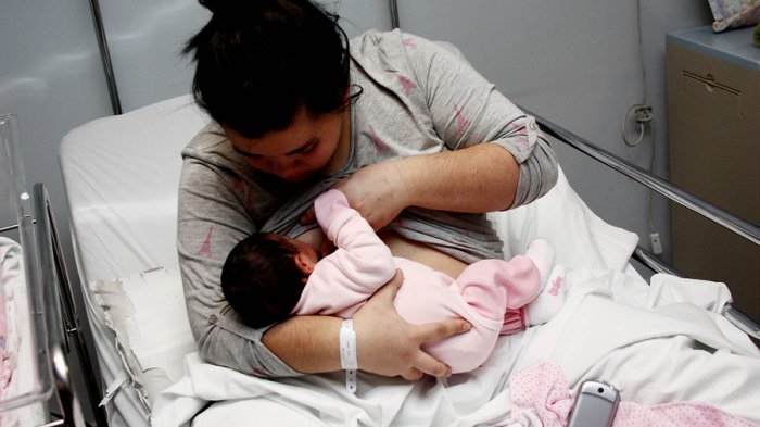 Por primera vez hallan microplásticos en leche materna, revela estudio italiano