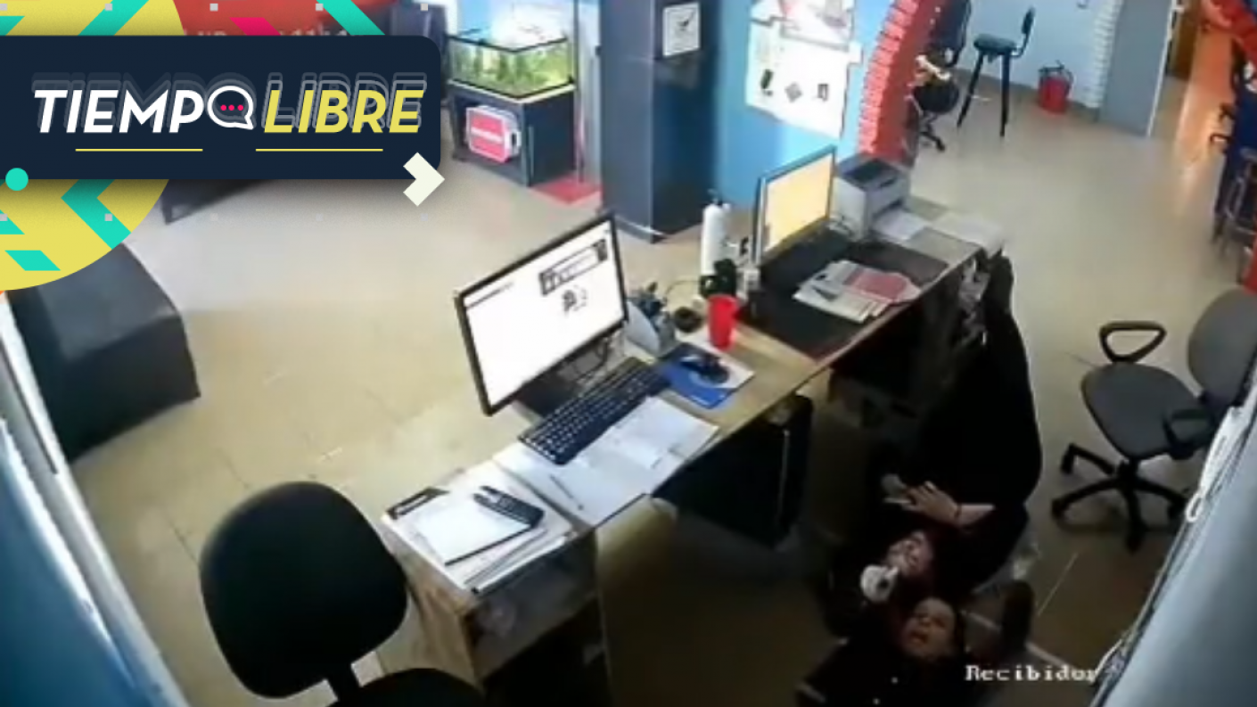 No sabían que había una cámara: Mujeres son grabadas en la oficina