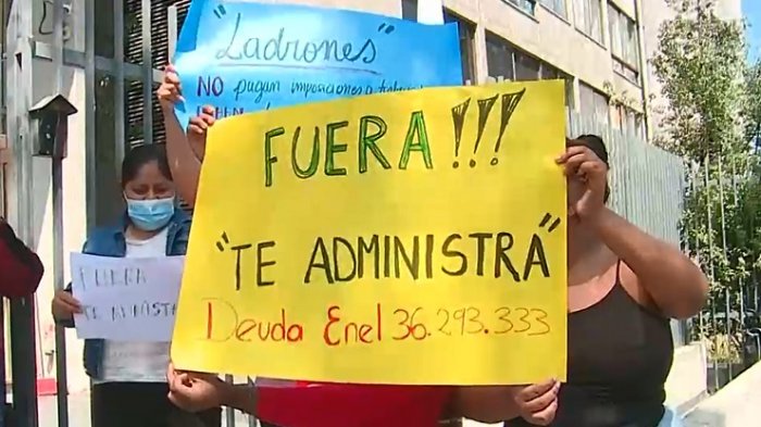 Más de $36 millones en deudas de luz: Residentes exigen salida administradora de edificio en Independencia
