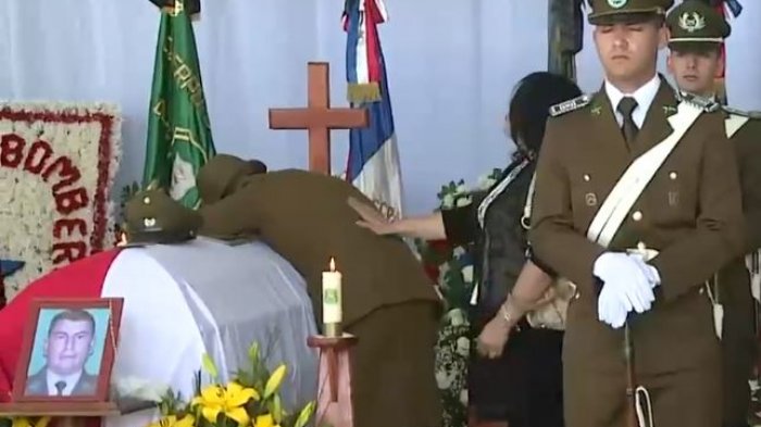 El conmovedor gesto de pareja de sargento Retamal: Llegó al velorio con uniforme de Carabineros