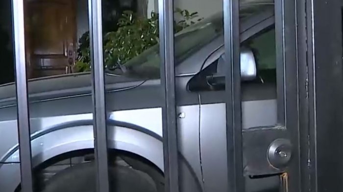 Sus gritos alertaron a su hija: Adulta mayor sufrió violento robo frustrado de vehículo