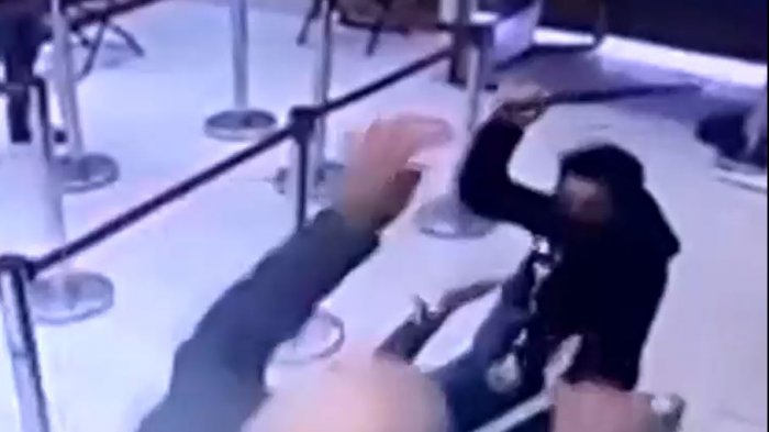 Vigilante de banco puso en juego su integridad para que no le quitaran el arma: Lo golpearon y tiraron al piso