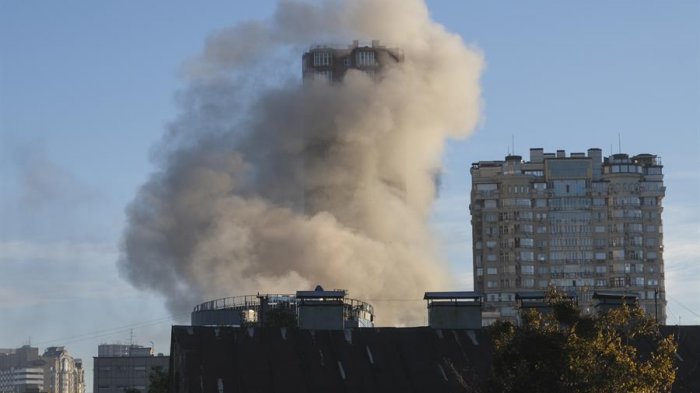 Una mujer estaba embarazada: 8 civiles murieron en Ucrania tras ataque ruso con drones y misiles