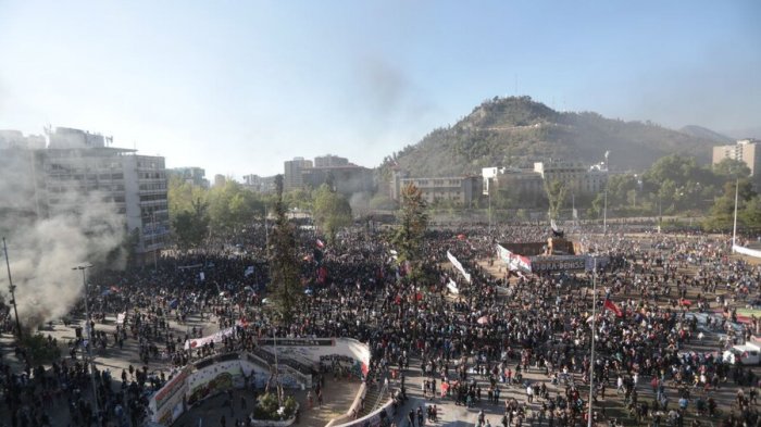 De cerrar más temprano a clases online: Comercio y colegios se preparan para nueva conmemoración del 18-O