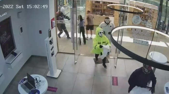 Enmascarados y con ovelores: Revelan impactante registro de violento asalto a mall de Chicureo