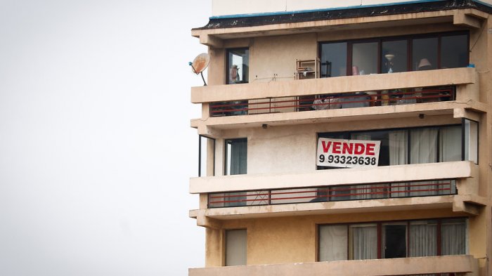 Venta de viviendas en la Región Metropolitana cae en un 40%, pero los precios siguen al alza