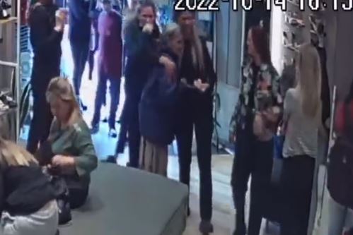 La conmovedora emoción de una abuelita al recibir zapatillas de regalo: No había podido pagarlas