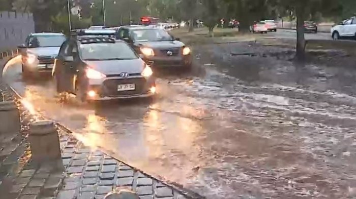 Atención, automovilistas: Registran anegamiento de calle en sector del Parque O'Higgins