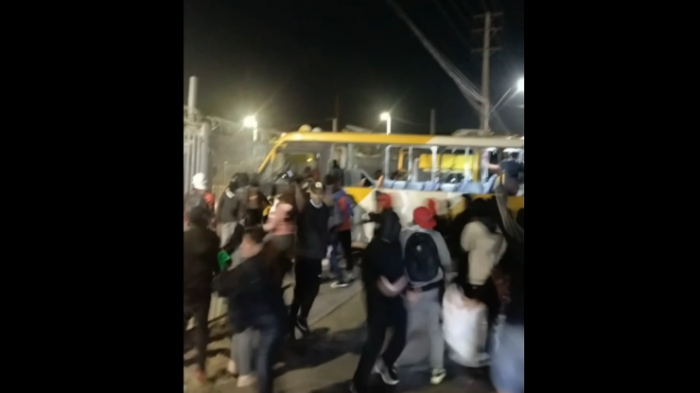 Roban micro para intentar saquear supermercado en Puente Alto: La utilizaron para chocar el frontis