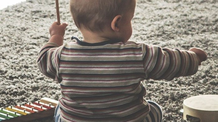 Guagua terminó en hospital tras ser rociada con pegamento por enfermera que arreglaba sus uñas postizas