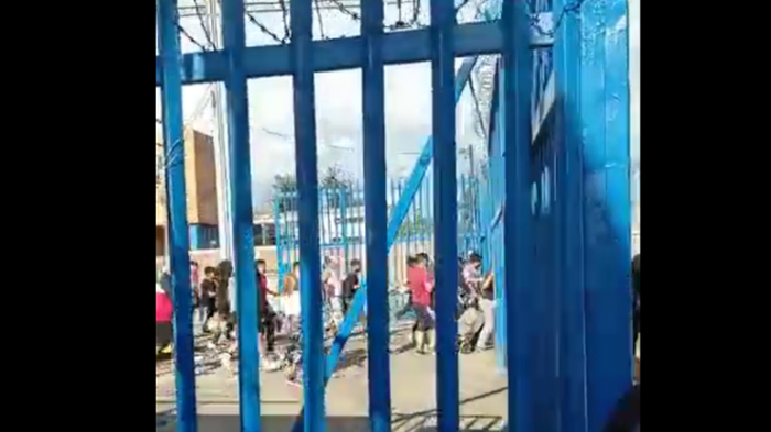 Llegaron hasta con niños: Reportan nuevo intento de saqueo a supermercado de Puente Alto