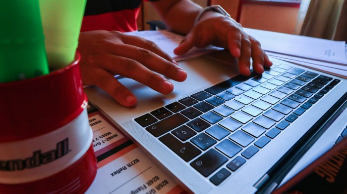 Comenzó la entrega de Becas TIC para estudiantes: Revisa si eres beneficiario y cómo retirar el notebook gratuito