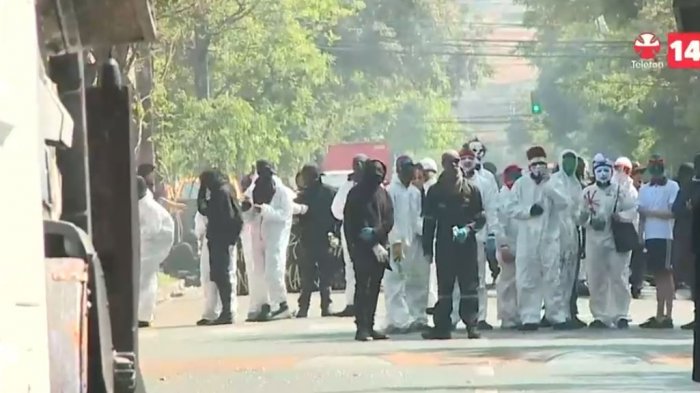 Overoles blancos generan incidentes fuera del Liceo Barros Borgoño