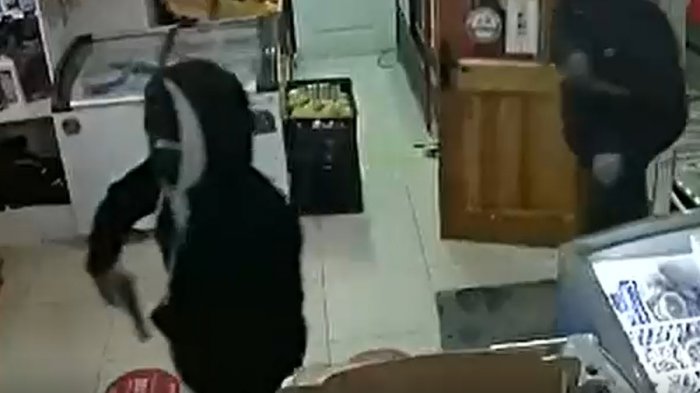 Dueño de almacén repelió asalto a tiros en Osorno: Dos sujetos habían ingresado armados y encapuchados